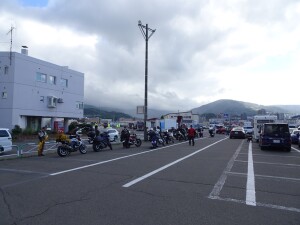 5日目　乗船の合図待ちのバイク